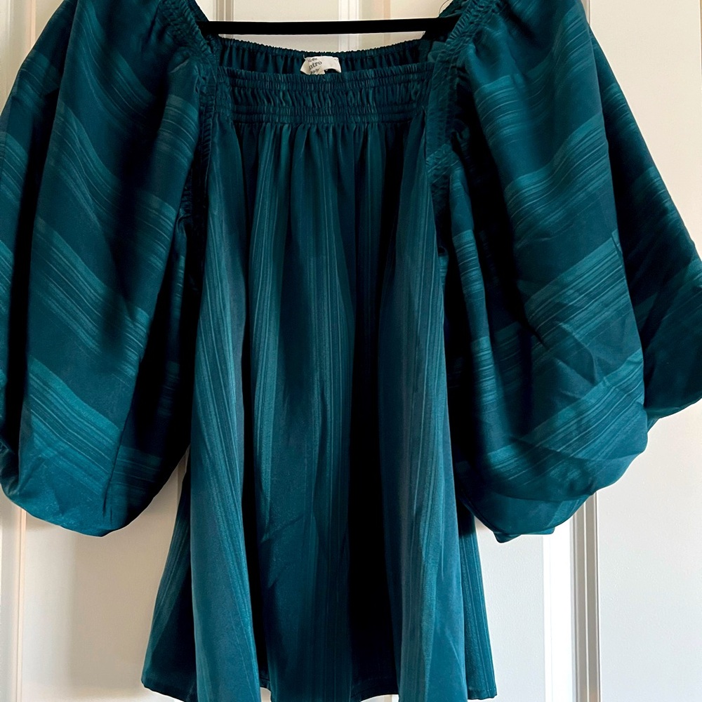 Beautiful teal green/blue Entro top